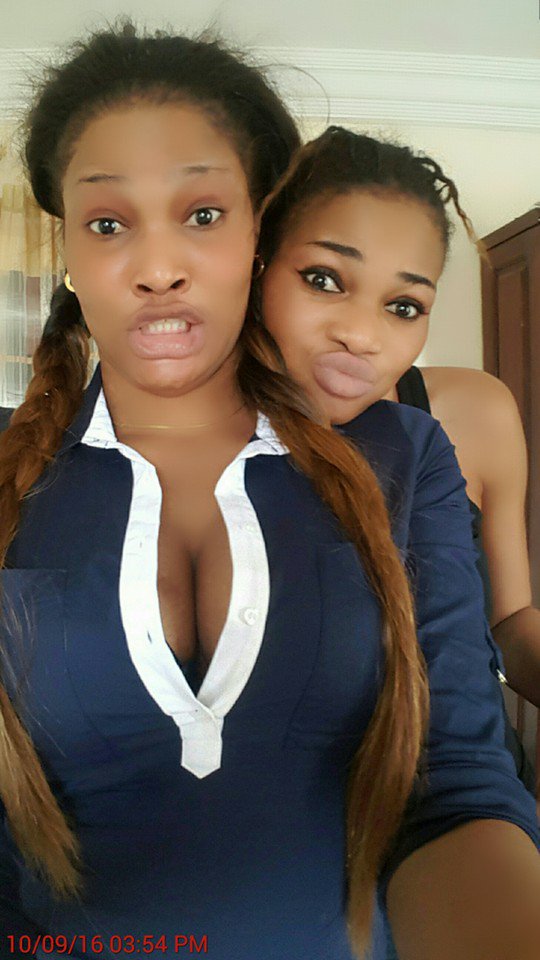 PHOTOS - En mode fofolle avec ses sœurs , Soumboulou Bathily expose sa belle poitrine…