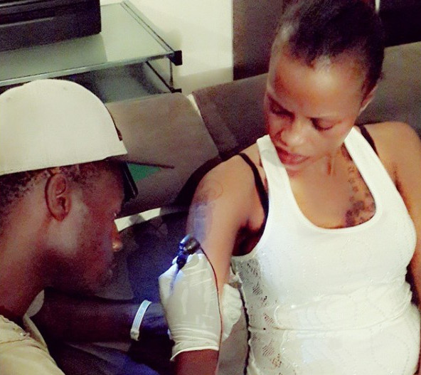 PHOTOS -  Mbathio Ndiaye parmis les clientes de tyco tattoo. (elle s'est aussi fait tatouer les parties intimes)
