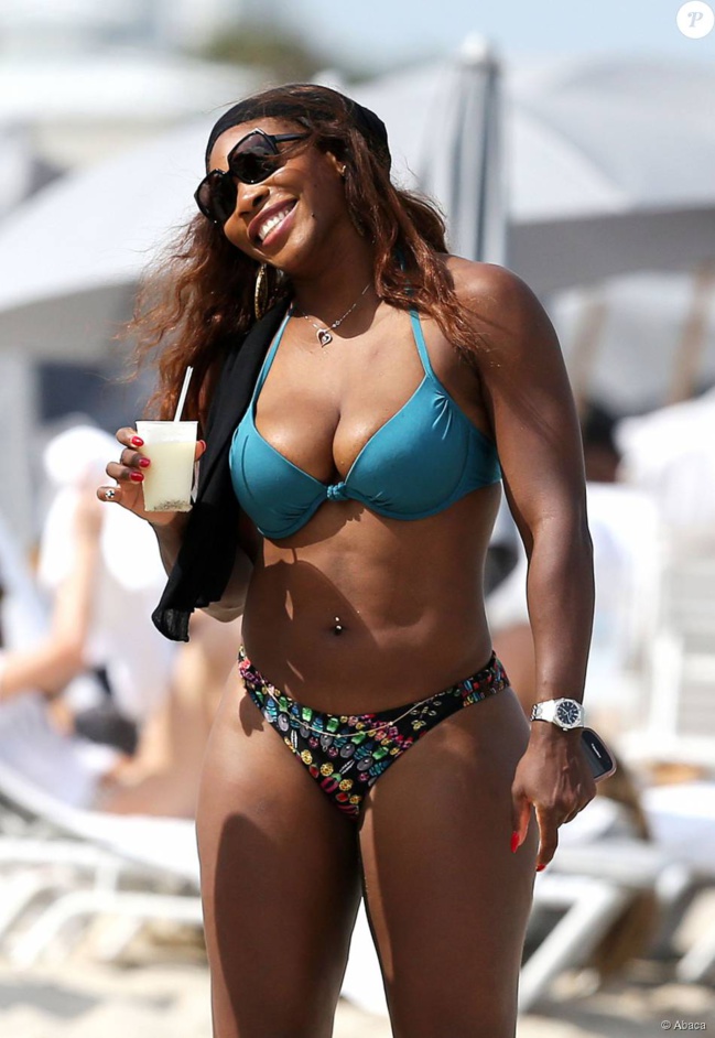 Serena Williams : Courbes généreuses et petit maillot de bain pour les vacances