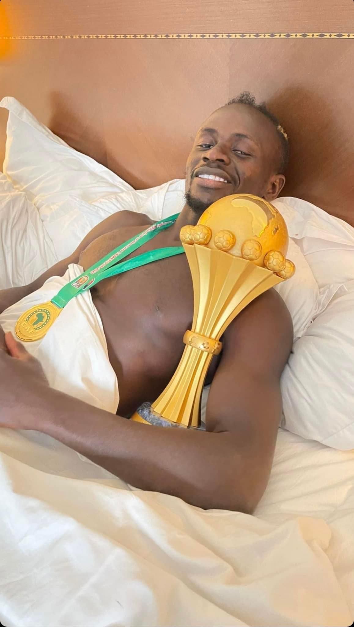 [PHOTOS]Les Footballeurs sénégalais "Qui a passé la nuit avec la coupe ?" 