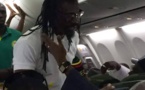 PHOTOS -Aliou Cissé en star dans l’avion en direction du Sénégal