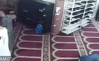 Incroyable : Regardez comment cet homme vole des chaussures dans une mosquée…