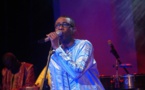 Spectaculaire, Youssou Ndour arrive en pirogue à la place du Souvenir
