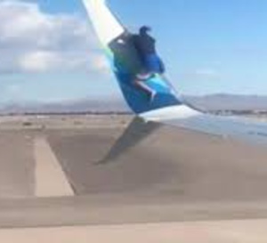 Un homme grimpe sur un avion juste avant le décollage